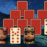 별이 빛나는 밤하늘 아래 카드가 피라미드 모양으로 배열되어 있고, 앞줄에는 캐릭터 이미지가 있는 카드와 숫자 카드가 섞여 있습니다