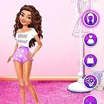 소녀가 옷을 입고 서 있으며 옆에는 다양한 의상 선택 메뉴가 있는 화면