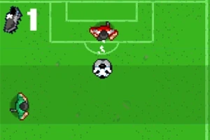 축구 경기장에서 두 명의 선수와 축구 공이 있는 상공에서 내려다본 시점입니다