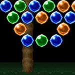 다양한 색상의 구슬들이 어두운 배경에 나무 기둥 옆에 배열되어 있는 모습