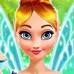 금발 머리와 푸른 눈을 가진 요정 캐릭터가 빛나는 날개와 함께 배경에 서 있다