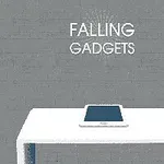 회색 배경 앞에 하얀 테이블 위에 놓인 태블릿 기기