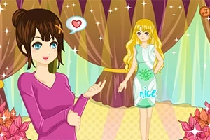 갈색 머리 여성과 금발 여성 캐릭터가 무대 위에 서 있는 모습이며, 주변에 화려한 커튼과 꽃 장식이 있다