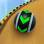 초록색 화살표가 그려진 검은색 공이 경사진 나무 길 위에 놓여 있습니다