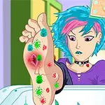 파란 머리를 가진 여성이 여러 색깔의 발진이 있는 발을 들여다보고 있다