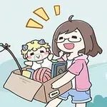 소녀가 상자를 들고 웃고 있으며, 고양이가 풍선에 매달려 있는 귀여운 만화 이미지