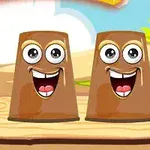 세 개의 웃고 있는 얼굴이 그려진 갈색 컵이 나무 테이블 위에 놓여 있습니다