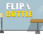 플라스틱 물병이 공중에 떠 있으며, 옆에는 테이블과 의자가 있는 심플한 실내 장식이 보입니다