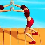 두 사람이 나무 다리 위에서 서로 손을 맞대고 있는 모습