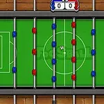 초록색 축구 테이블 위에 빨간색과 파란색 인형들이 있는 모습