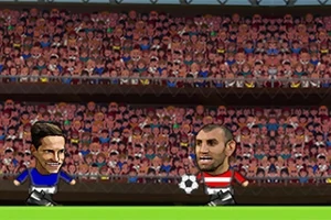 두 명의 축구 선수가 관중이 가득한 경기장에서 공을 차고 있는 모습