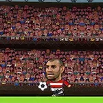 두 명의 축구 선수가 관중이 가득한 경기장에서 공을 차고 있는 모습