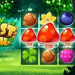 숲속 배경에 빨간 버섯, 클로버, 열매 등이 담긴 퍼즐 블록과 FOREST MATCH라는 글자가 있는 이미지