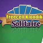 보라색 배경에 펼쳐진 파란 카드와 Freecell Klondike Solitaire라는 텍스트가 큰 리본에 쓰여 있으며, 오른쪽에 A, K, Q 카드가 나란히 배열되어 있다
