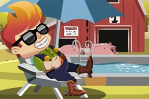 선글라스를 쓴 빨간 머리 남자아이가 수영장 옆 의자에 앉아 웃고 있으며, 뒤에는 붉은 헛간과 돼지가 있다