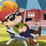 선글라스를 쓴 빨간 머리 남자아이가 수영장 옆 의자에 앉아 웃고 있으며, 뒤에는 붉은 헛간과 돼지가 있다