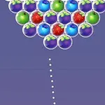 색색의 과일 모양 구슬들이 삼각형 형태로 배열되어 있는 장면