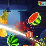 다양한 과일이 공중에 떠있고 빛나는 칼날이 이를 자르는 장면