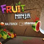 닌자가 수박을 칼로 자르고 있는 모습과 풍선처럼 떠다니는 다양한 과일들이 있는 장면