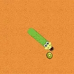 주황색 배경 위에 초록색 뱀 캐릭터와 과일 조각이 있습니다