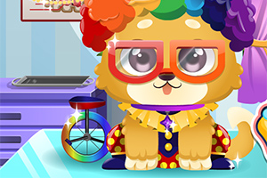 알록달록한 곰 인형이 커다란 안경을 쓰고 광대 의상을 입고 있는 모습