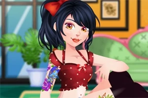 짙은 머리와 빨간 리본을 한 여성이 문신을 보여주며 소파에 앉아 있는 모습