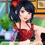 짙은 머리와 빨간 리본을 한 여성이 문신을 보여주며 소파에 앉아 있는 모습