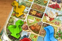 전 세계 가족들이 사랑하는 간단한 규칙과 향수를 불러일으키는 재미로 즐길 수 있는 클래식 보드 게임입니다.