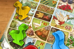 노란색, 초록색, 파란색 오리 모양의 말이 있는 보드게임의 일부