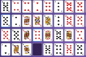 보라색 테이블 위에 배열된 여러 장의 트럼프 카드