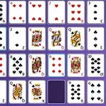 보라색 테이블 위에 배열된 여러 장의 트럼프 카드