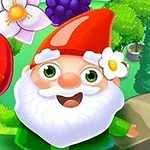 빨간 모자와 꽃 장식을 한 활짝 웃는 난쟁이와 주변의 딸기 및 꽃들과 초록 배경이 있는 모습