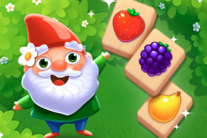 정원에서 빨간 모자를 쓴 귀여운 요정이 딸기, 포도, 배가 그려진 나무 블록을 가리키고 있다