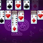 보라색 배경 위에 다양한 카드 모양과 숫자가 배열되어 있는 장면