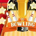 트로피 앞에 서 있는 볼링 핀들과 별 모양 장식들이 있는 장면