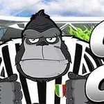 줄무늬 셔츠를 입고 있는 만화 스타일의 고릴라가 경기장 배경 앞에 서 있다