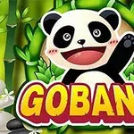 귀여운 판다가 녹색 대나무 배경 앞에서 한쪽 발을 들고 있는 모습과 GOBANG이라는 텍스트