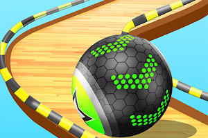 구불구불한 나무 레일 위에 검은 육각형 무늬와 녹색 화살표가 있는 공이 놓여 있는 모습
