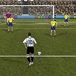 축구 경기 중 페널티 킥을 준비하는 선수의 뒷모습과 골키퍼, 수비수들이 보입니다