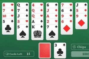 카드가 배열된 테이블 위에 여러 장의 트럼프 카드가 펼쳐져 있다