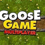 녹색 잔디 배경에 돌로 경계가 된 흙길 위로 GOOSE GAME MULTIPLAYER라는 문구가 쓰여 있다