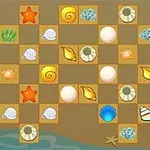 바닷가 모래 위에 다양한 색상과 모양의 조개와 별 모양이 격자무늬 배열로 놓여 있다