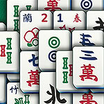 다양한 색상의 마작 패들이 겹쳐져 배열되어 있는 모습