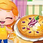 귀여운 소녀가 과일과 크림으로 장식된 파이를 자랑스레 선보입니다