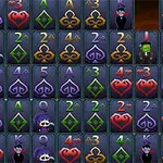 다양한 색상의 하트, 다이아몬드, 클럽, 스페이드 모양과 만화 캐릭터들이 그려진 카드 배열