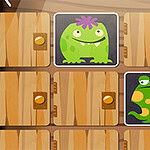 나무 문으로 둘러싸인 격자 안에 두 개의 초록색 괴물 이미지가 있습니다