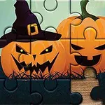 마녀 모자를 쓴 호박과 웃는 얼굴의 호박이 나무 배경의 퍼즐 조각에 그려져 있다