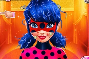 파란 머리와 붉은 마스크를 쓴 소녀가 얼굴에 검은 반점과 여드름이 있고 핑크색과 검은색의 얼룩무늬 옷을 입고 있는 모습