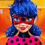 파란 머리와 붉은 마스크를 쓴 소녀가 얼굴에 검은 반점과 여드름이 있고 핑크색과 검은색의 얼룩무늬 옷을 입고 있는 모습