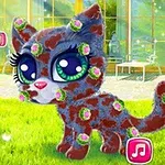 커다란 눈을 가진 고양이가 바깥 잔디밭에 서 있으며, 몸에 흙과 장미 모양이 붙어 있다